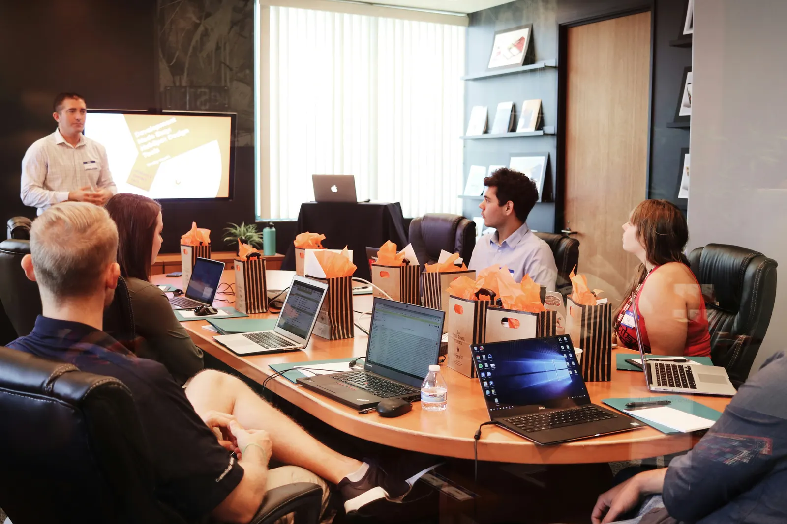 Réunion de travail : présentation d'une stratégie digitale à l'équipe