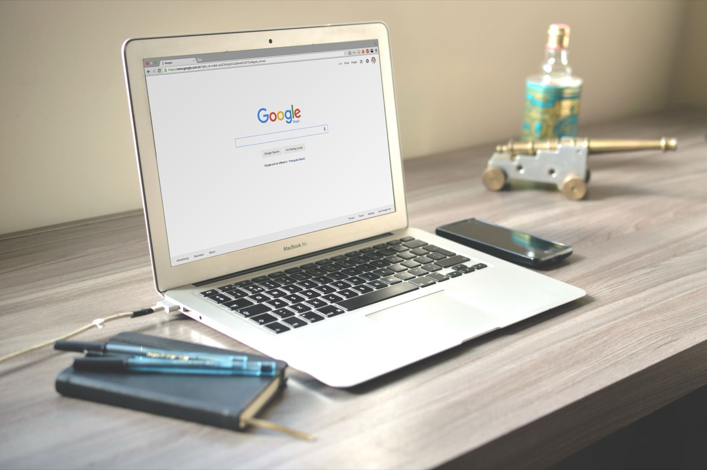 Ordinateur portable affichant une recherche Google sur un bureau