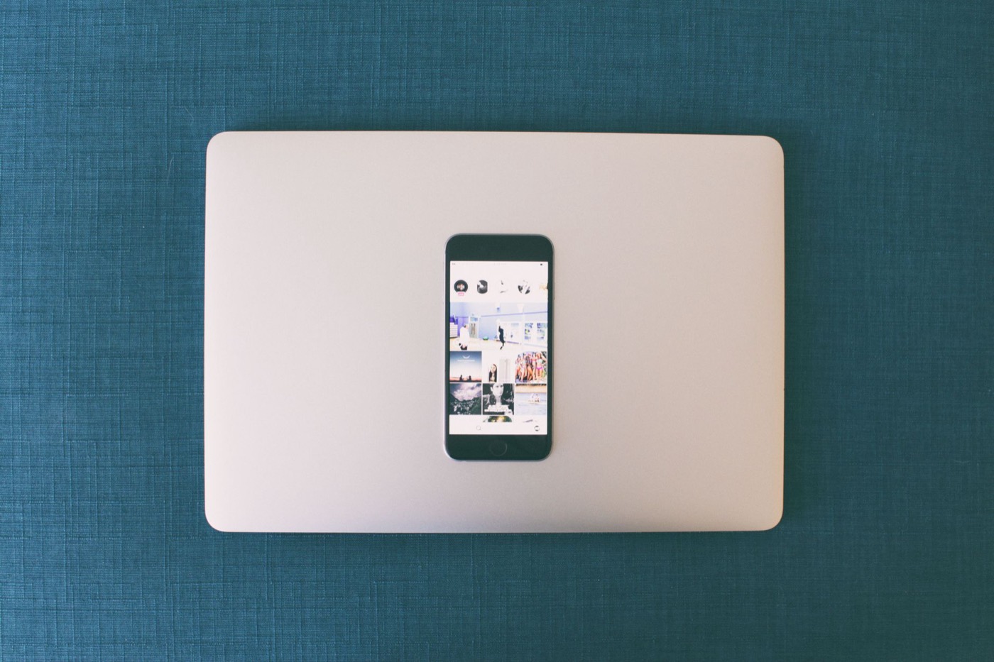 Réseaux sociaux affichés sur un smartphone posé sur un ordinateur portable
